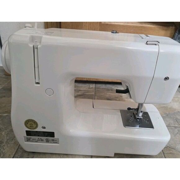 New Home Janome Household Sewing Machine in White Model HF106 Working - Picture 2 of 8